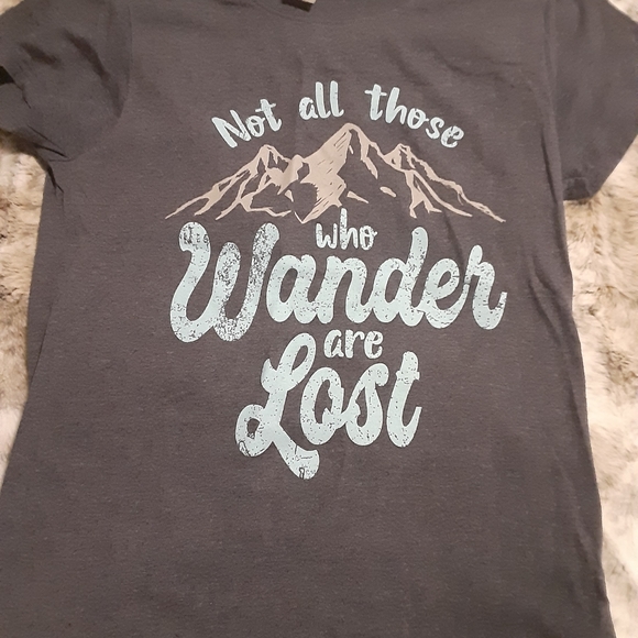Gildan Tops - Tshirt nwot3